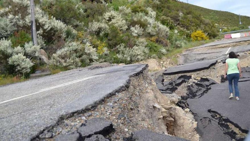 Aspecto que presenta el tramo de la antigua N-525, que es utilizado por los habitantes de Castromil, Chanos, Las Hedradas y las empresas eólicas.