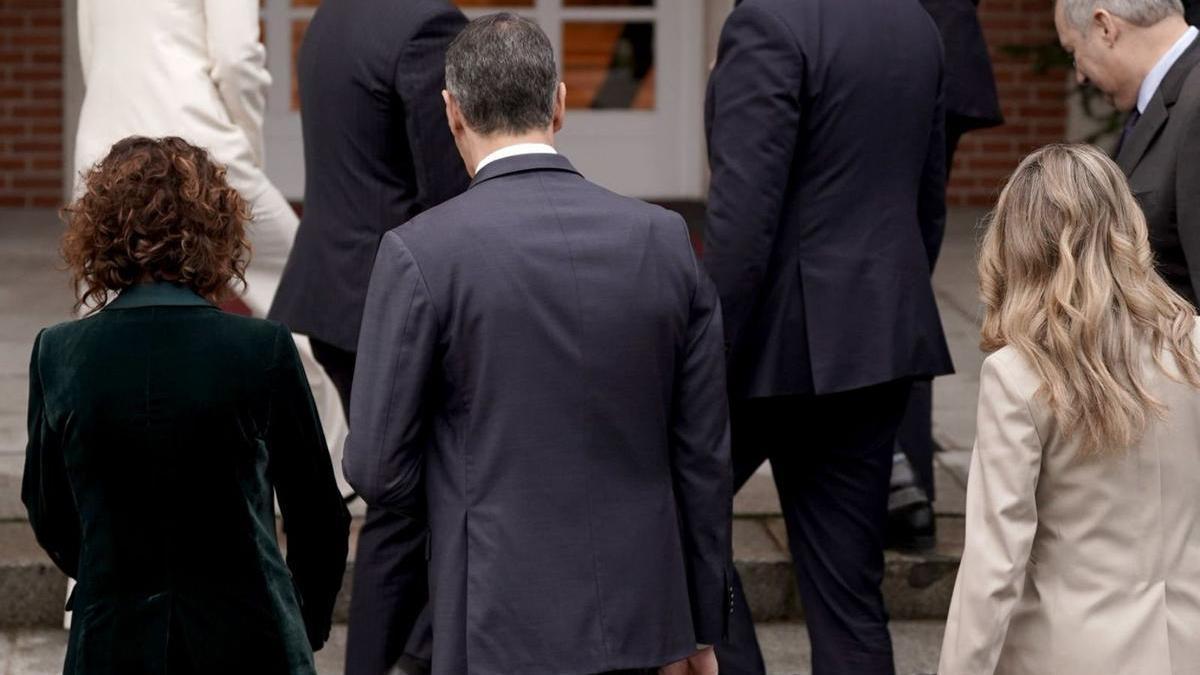 Els ministres del nou Govern, amb la incorporació de Milagros Tolón, després de posar per als fotògrafs, ahir. | JOSÉ LUIS ROCA