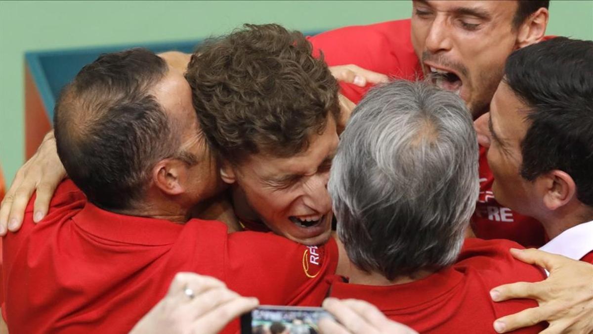 Carreño celebra con el equipo español su victoria en cuartos frente a Croacia