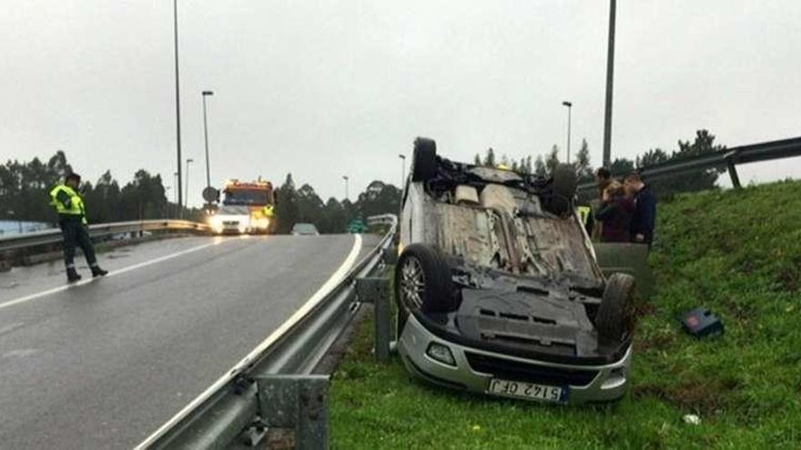 El vehículo volcado en la autovía do Salnés. // G.S.