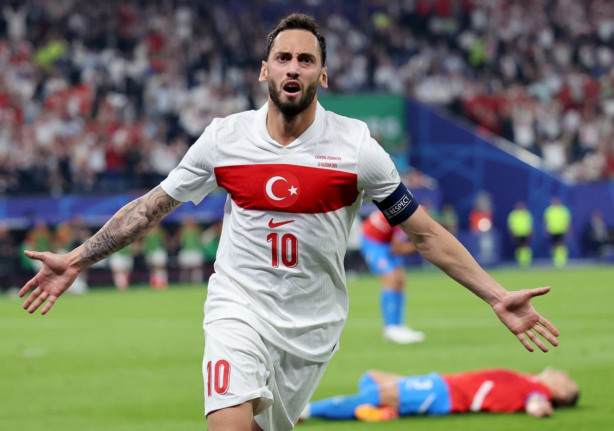 El turco Hakan Calhanoglu celebra su gol contra Chequia