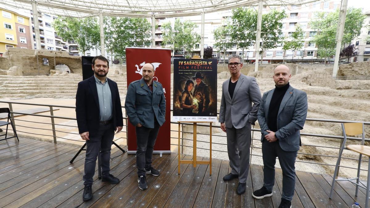 El director del festival, José Ángel Delgado, con Miguel Lobera, Peter Nillesen y Thomas Nauw, en el Teatro Romano.