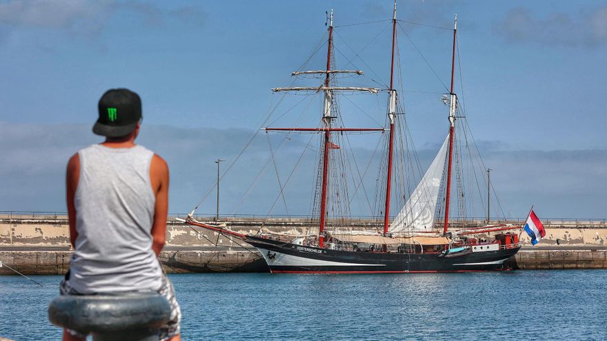 The ‘ecologist sailboat’ makes its first stage in the port of Tenerife