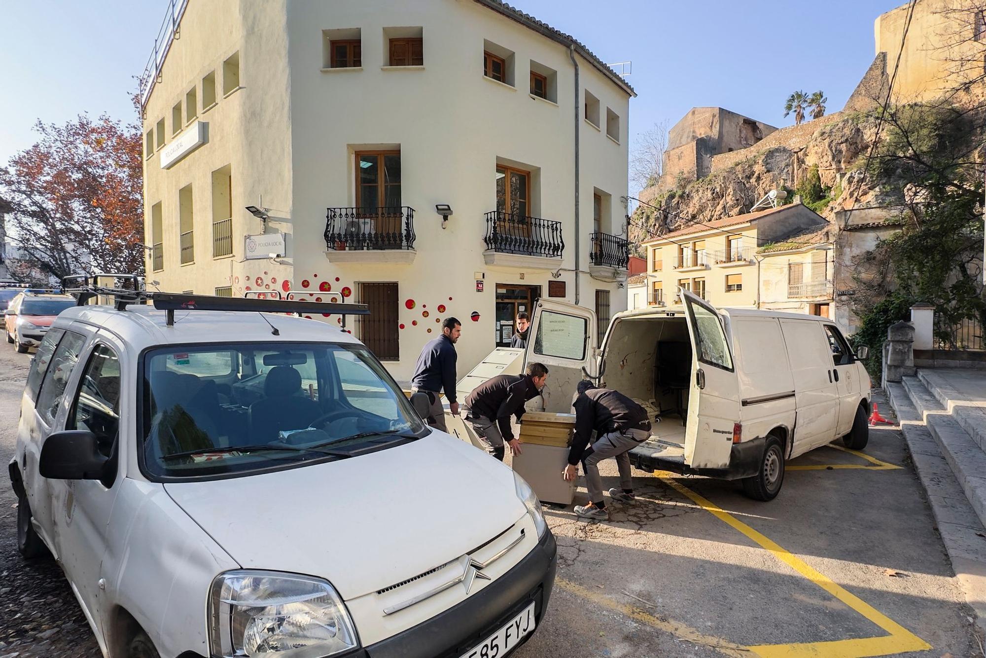 Desalojan la sede de la Policía Local y los Servicios Sociales en Buñol por daños en la cimentación tras la dana