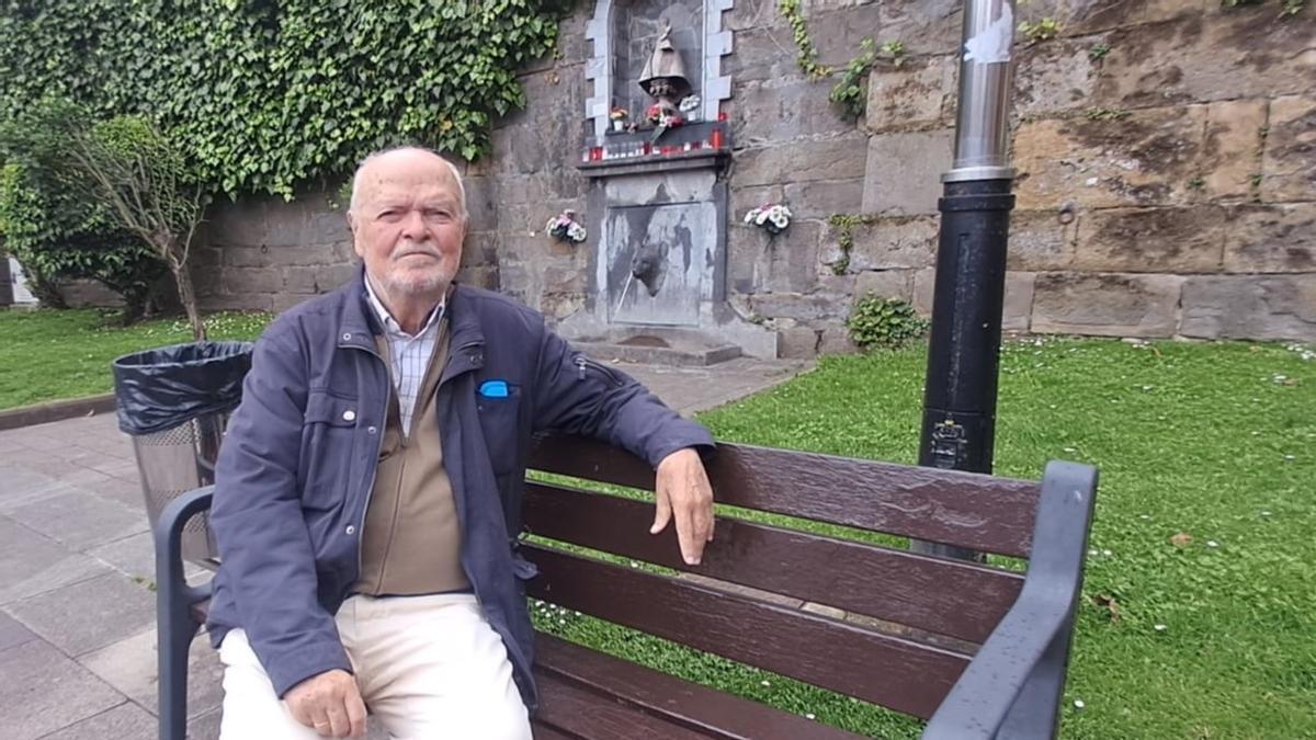 José Antonio Martín Pallín, junto al "Fuerte" del Ayuntamiento de Mieres.