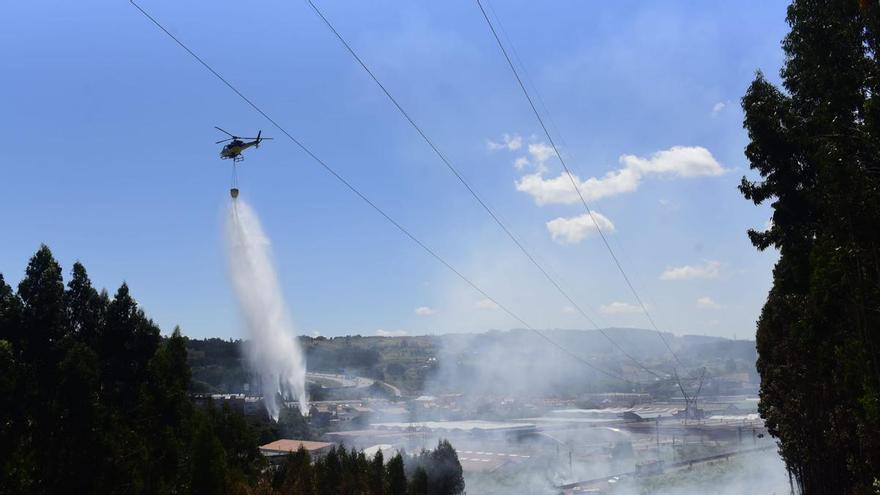 Un incendio en Penamoa amenaza casas y moviliza dos helicópteros