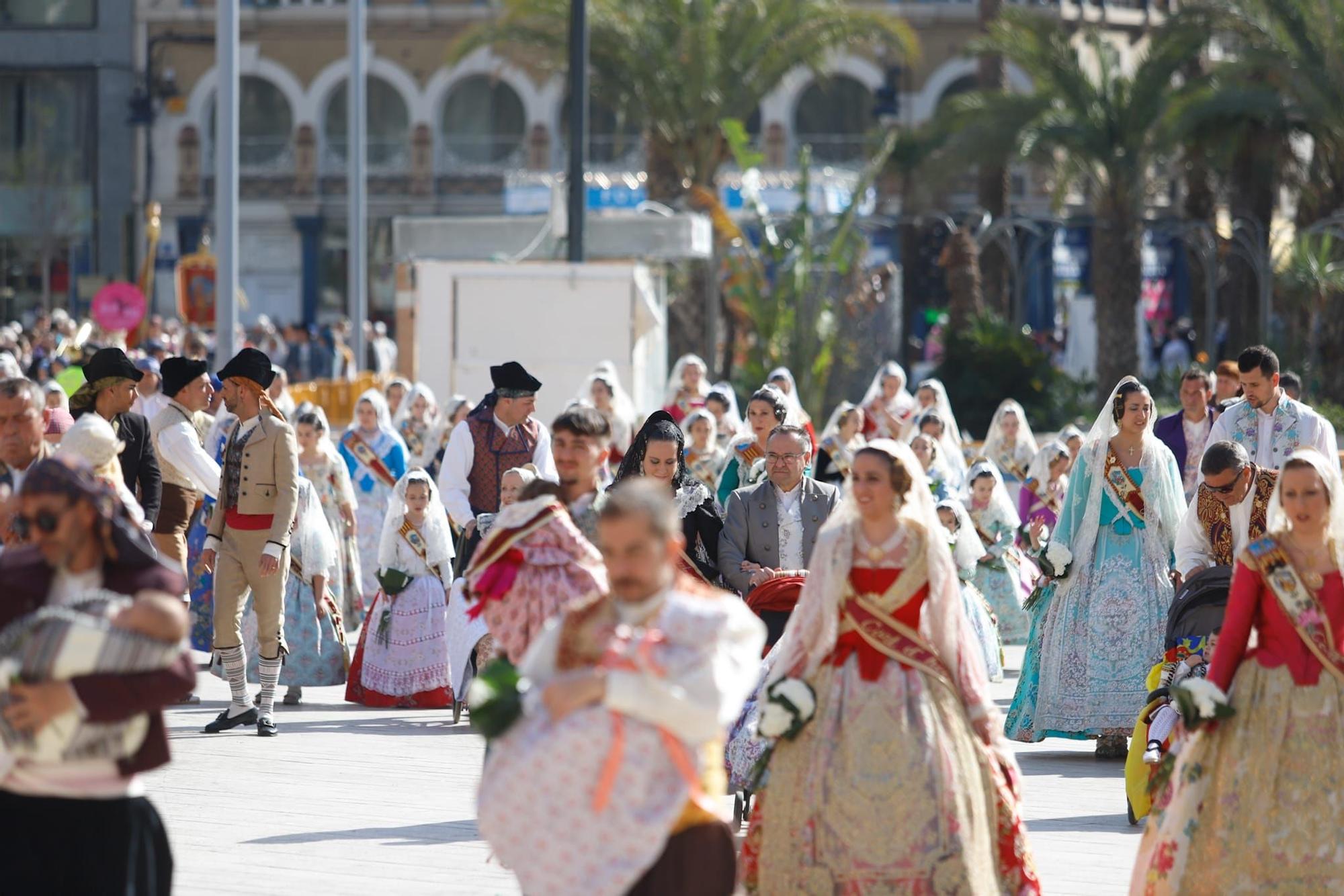 Las primeras comisiones ofrendan a la virgen