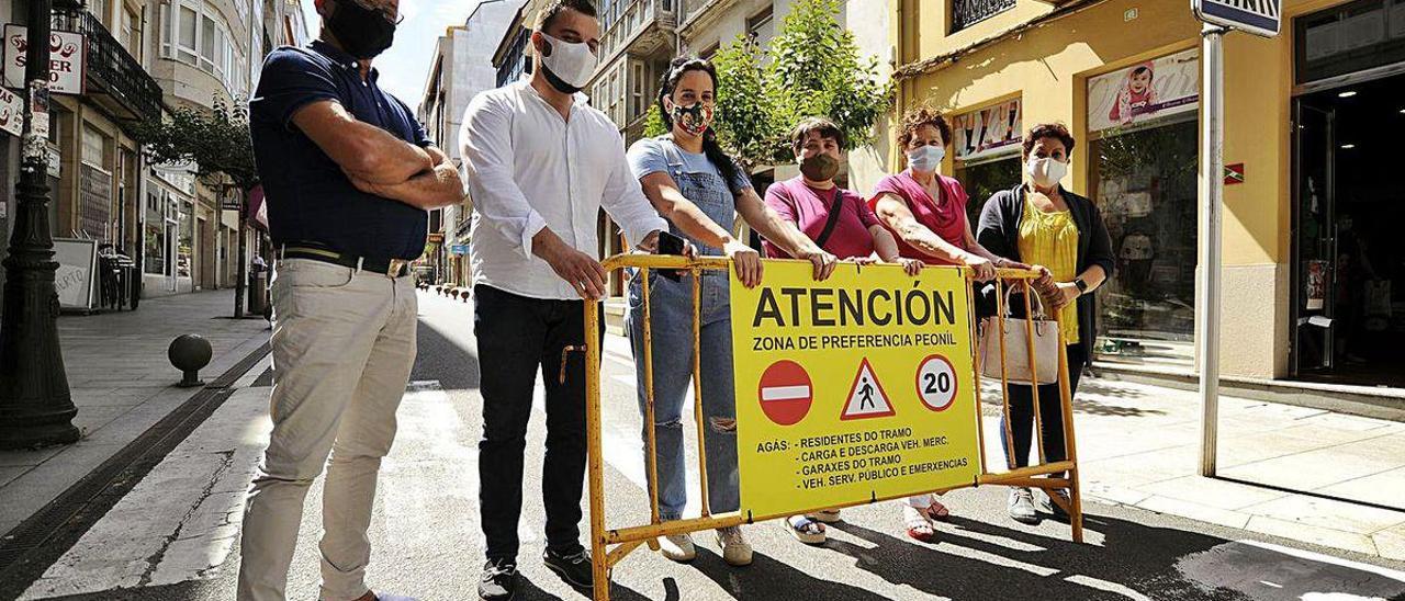 Jeanette Valiñas, ayer, junto a otros disconformes con el cierre de calles en A Estrada.