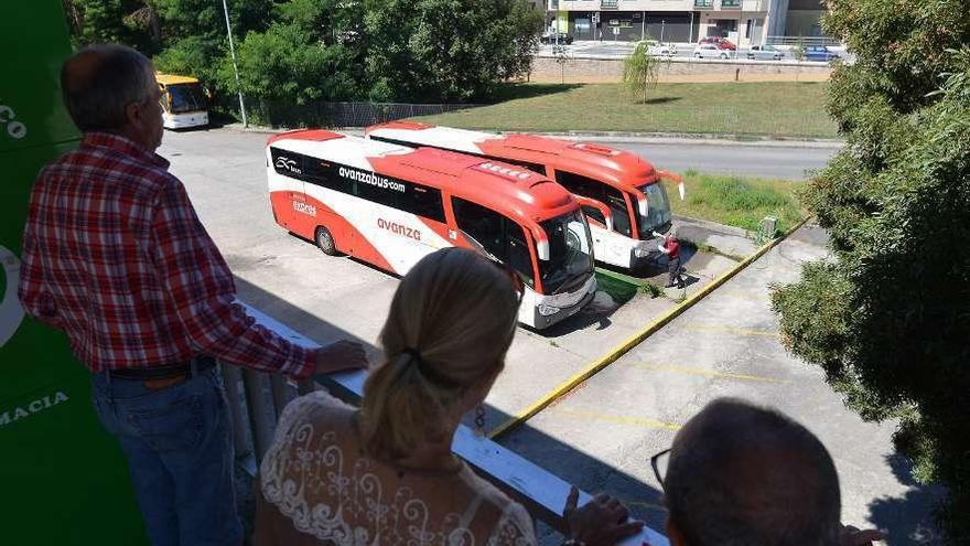 Vehículos de transporte de viajeros en la estación de autobuses de Pontevedra. // G. Santos