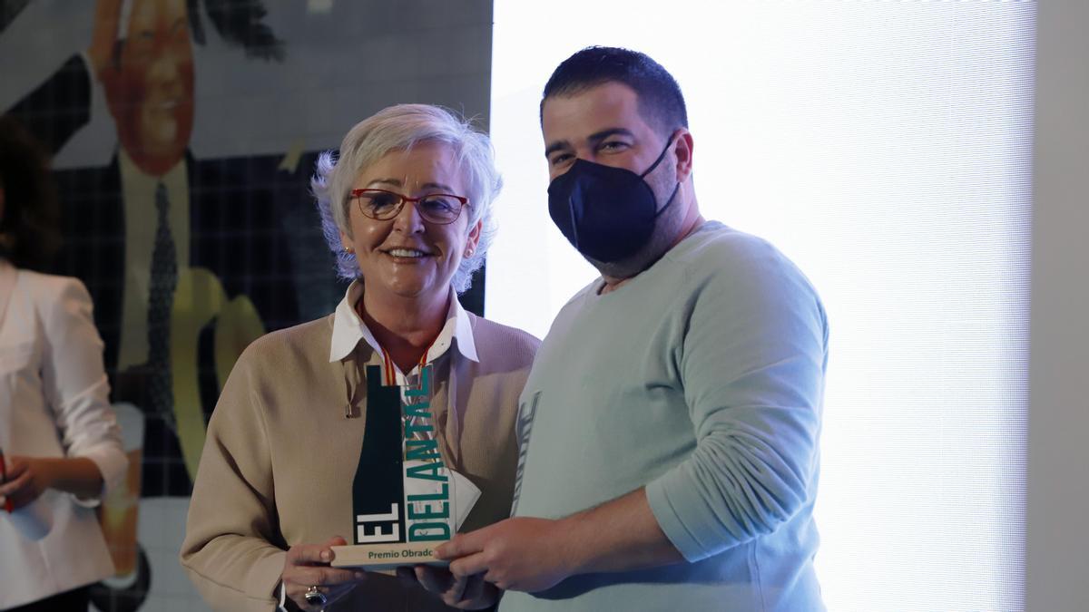 Pedro Heras recibió su premio de manos de Teresa Porras