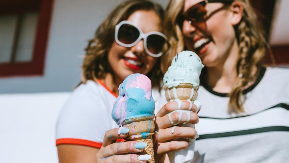 Chicas tomando helado