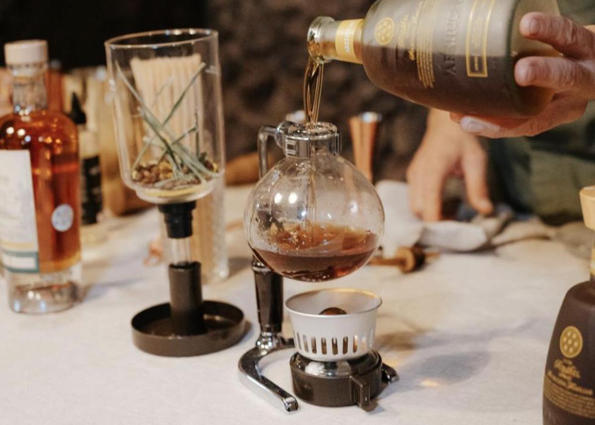 Proceso de elaboración del cóctel elaborado con café de Agaete.