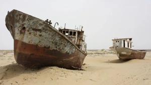 Buques encallados en la arena en el Mar de Aral
