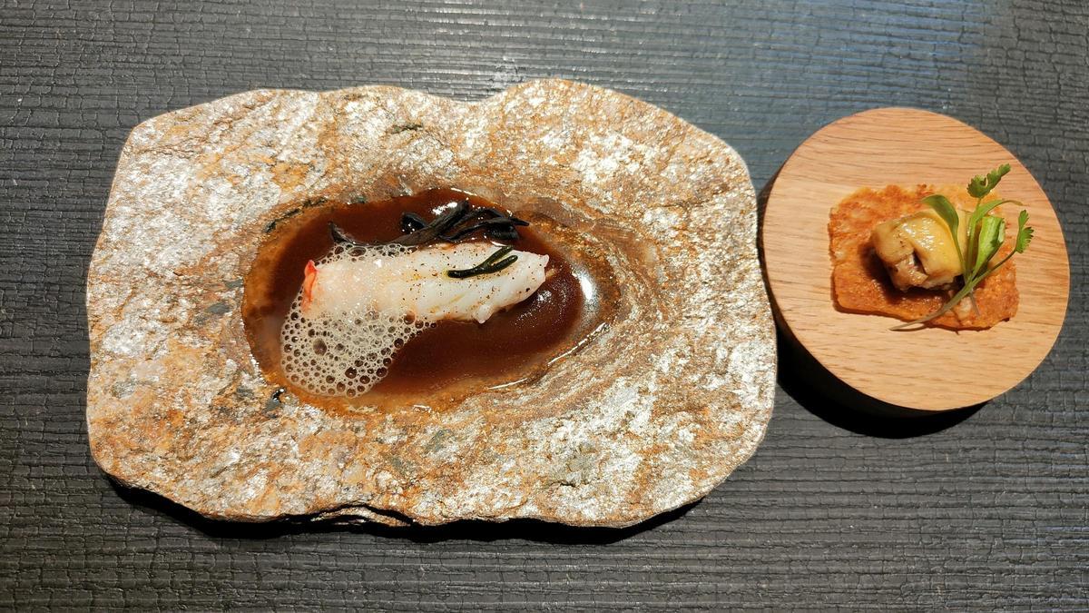El canapé de alita de pollo y la cigala a la brasa con 'demi-glace' del ave de Ca L'Enric.