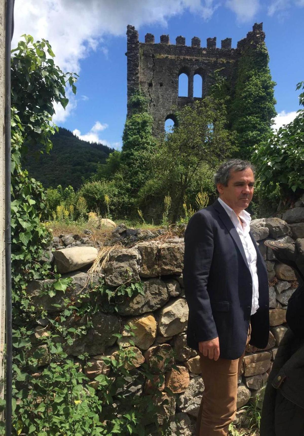 El viceconsejero de Cultura, junto a la torre de Soto, ayer.