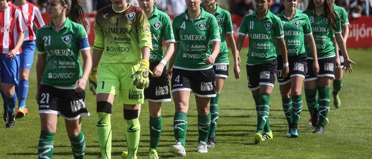 Las jugadoras del Oviedo Moderno, antes del choque en Mareo ante el Sporting.