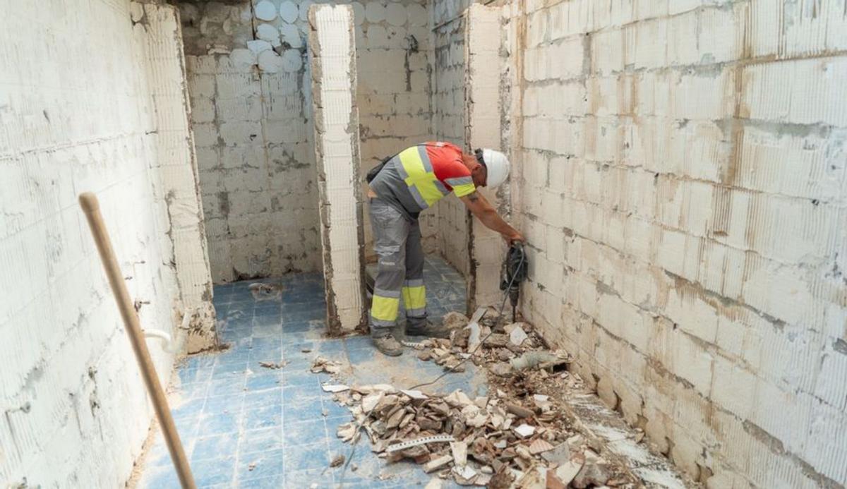 Un obrero realiza trabajos en uno de los baños. | AYUNTAMIENTO DE CARTAGENA