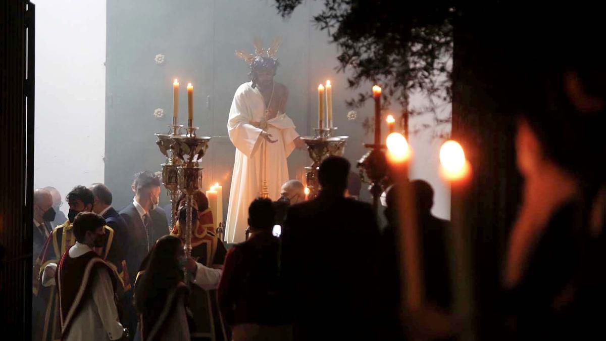 Vía Crucis de Nuestro Padre Jesús de la Humildad y Paciencia por el patio interior del Convento de Capuchinos.