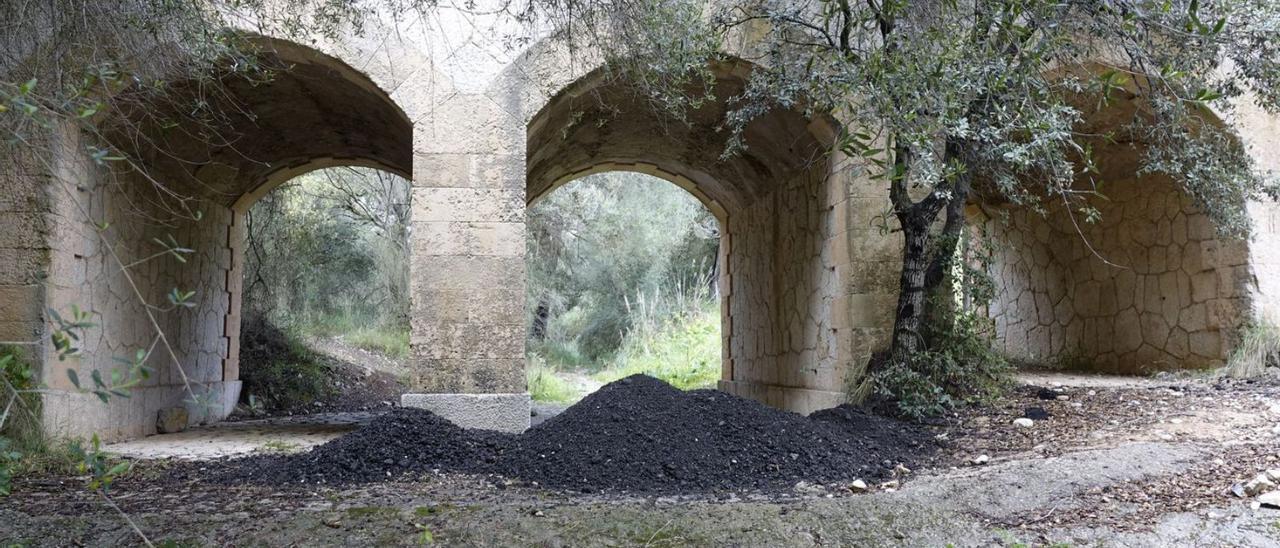 Parte del asfalto acumulado cayó sobre un torrente de Calvià.