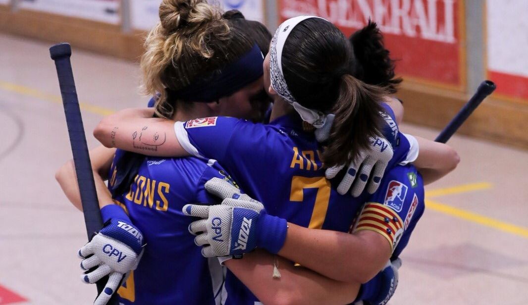 Las jugadoras del Voltregà se abrazan tras un gol.