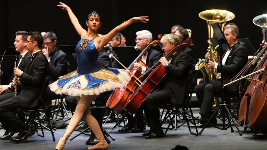 El Concerto de Nadal de la Banda Municipal con la Coral El Eco llena el Teatro Colón