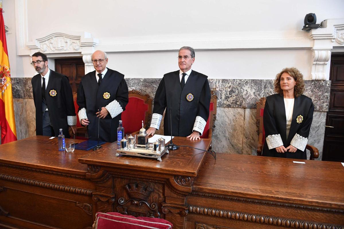 El fiscal superior de Galicia, Fernando Suanzes, y el presidente del TSXG, José María Gómez y Díaz-Castroverde, en la sala de vistas.
