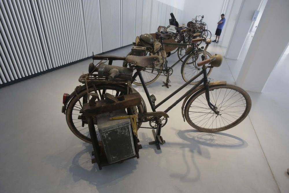 Exposición de bicicletas en la antigua estación de