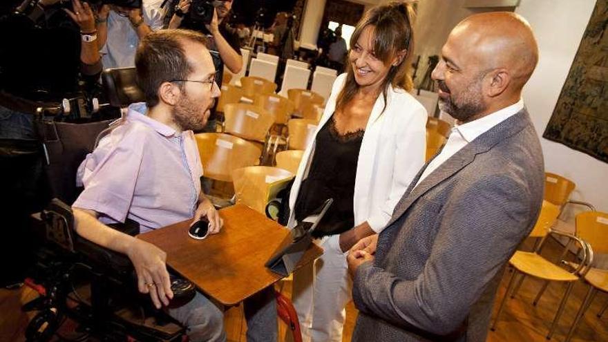 El secretario de Organización de Podemos, Pablo Echenique, con los dos consejeros castellano-manchegos de su formación. // Efe