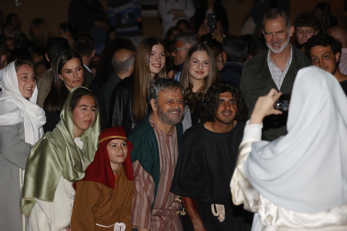 Los reyes y sus hijas asisten a La Pasión de Cristo en Chinchón