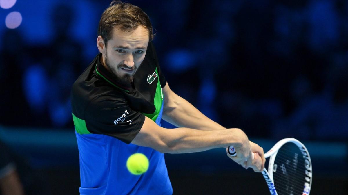 Medvedev devuelve una bola durante el partido