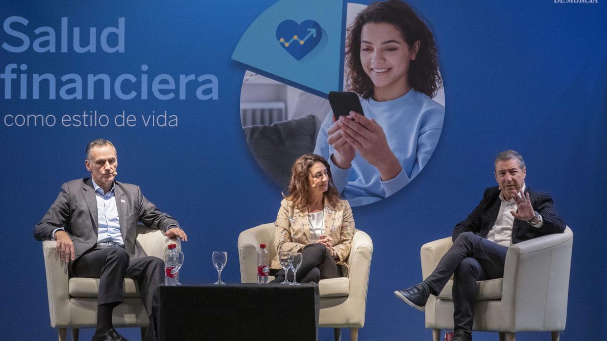 David Conde, Laura Rojas-Marcos y Joan Roca, durante el encuentro.