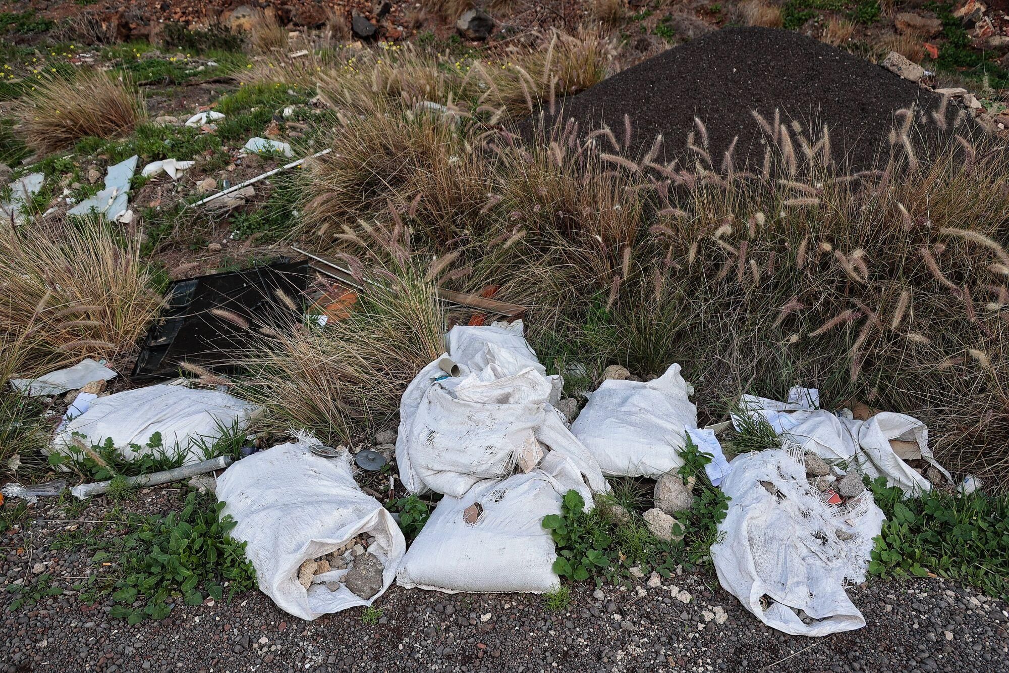 Vertedero de basura en la montaña de Taco.