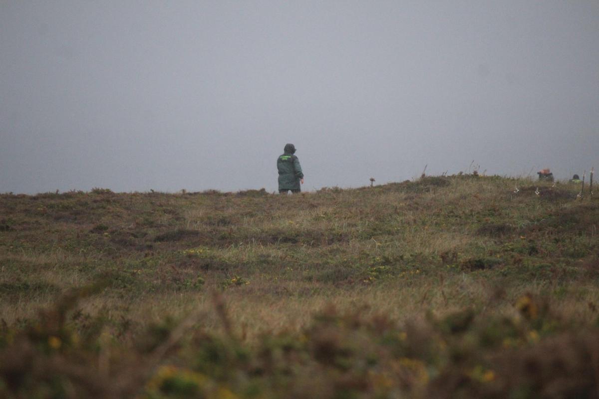 En imágenes: intenso operativo de búsqueda en la costa de El Franco para dar con un pescador francés