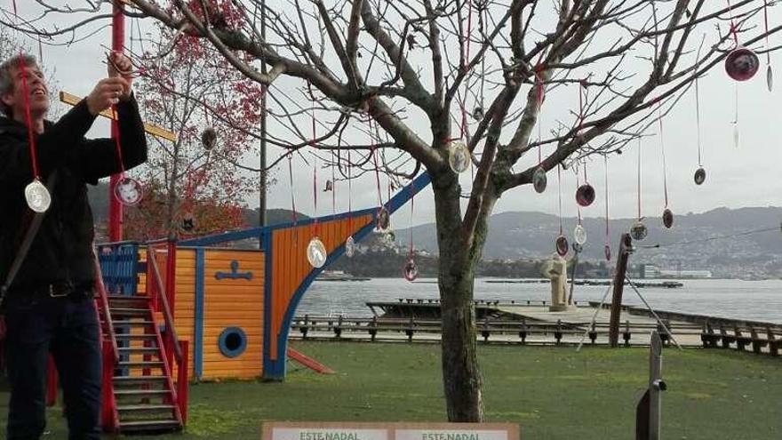 Adornando ayer un árbol para anunciar el mercado solidario. // G.N.