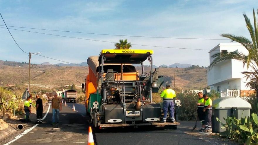 First resurfacing in 30 years of the road from Jama to La Escalona
