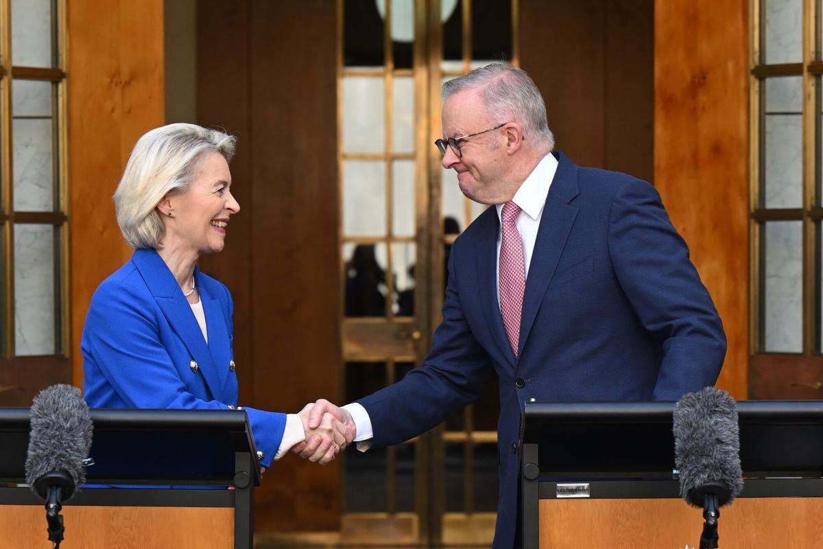 La presidenta de la Comisión Europea, Ursula von der Leyen, y el primer ministro de Australia, Anthony Albanese, este martes en Canberra durante el anuncio del acuerdo de libre comercio.
