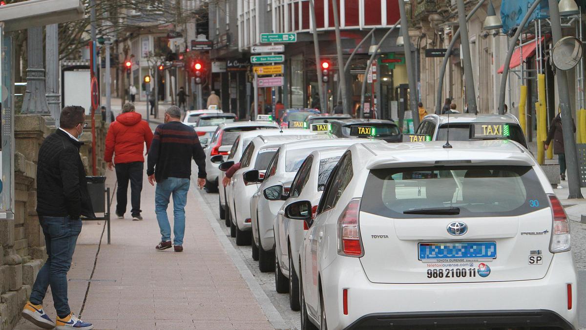 Parada de taxis en la calle San Lázaro de Ourense.