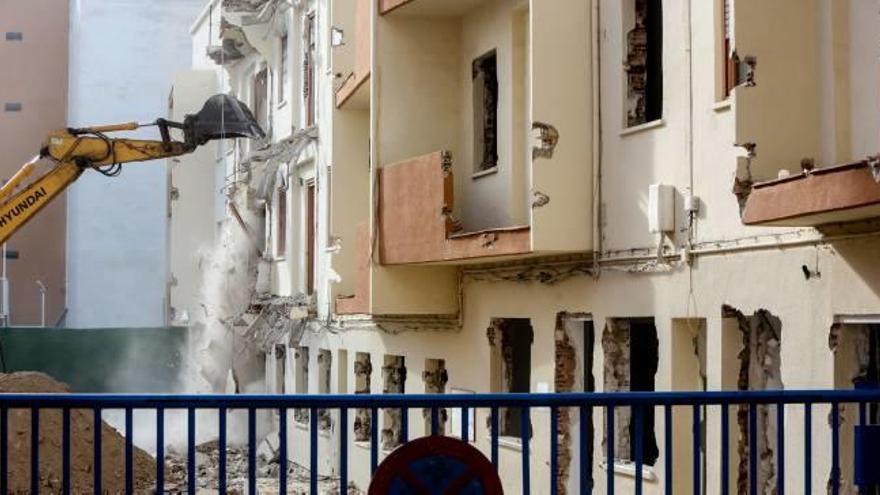 Una máquina trabaja en el derribo del edificio de las antiguas viviendas de los maestros del colegio Leonor Canalejas.