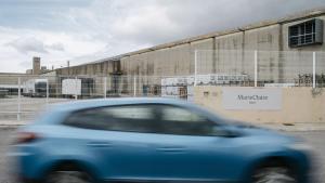 Un coche pasa delante de la fabrica Marie Claire de Vilafranca