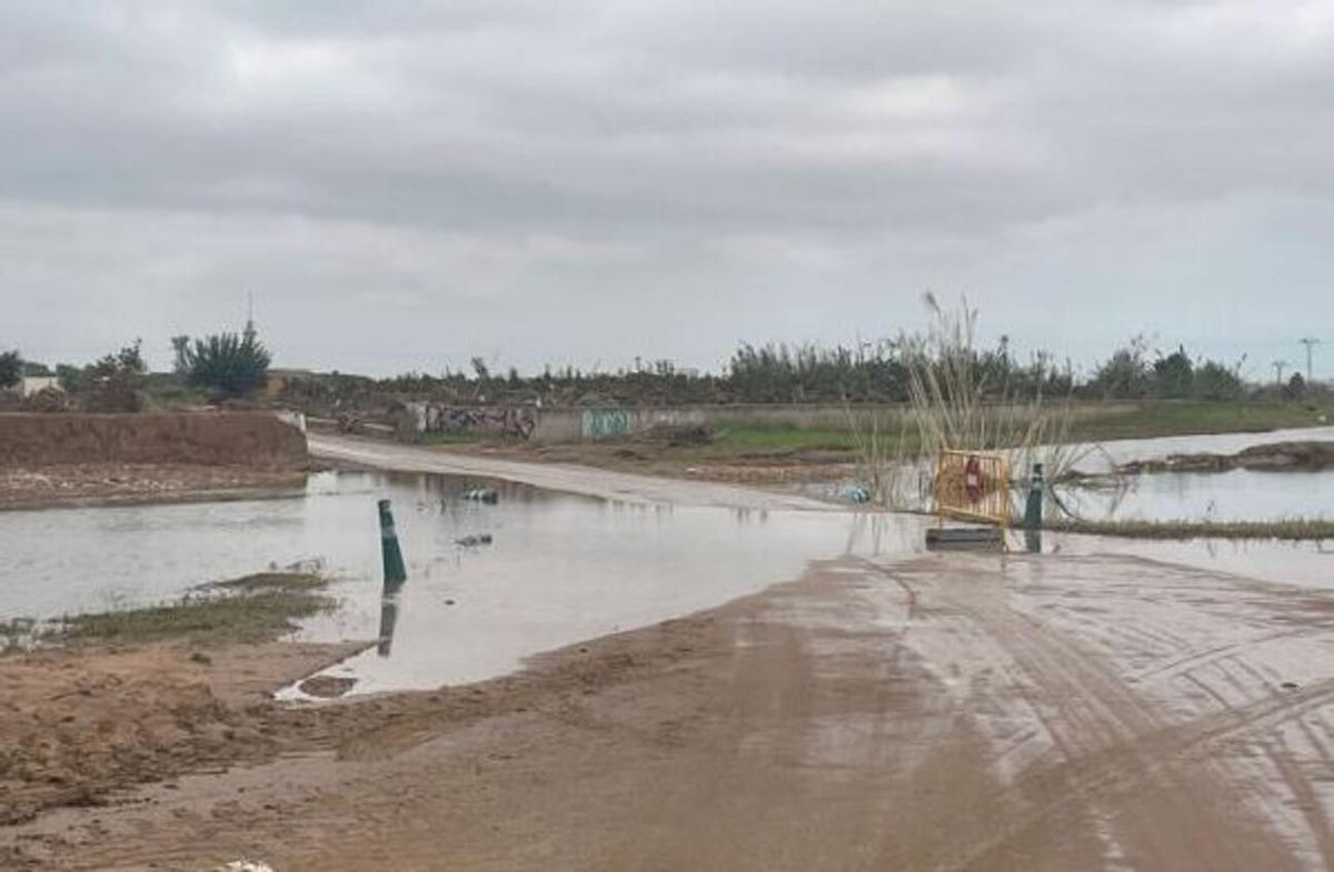 El paso inundado en Alcàsser que será sustituido por un puente.