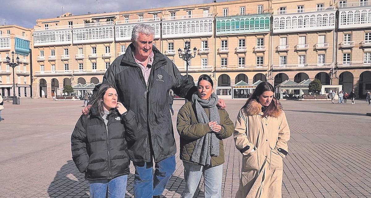 O exbaloncestista, coas compoñentes de Tanxugueiras na coruñesa praza de María Pita