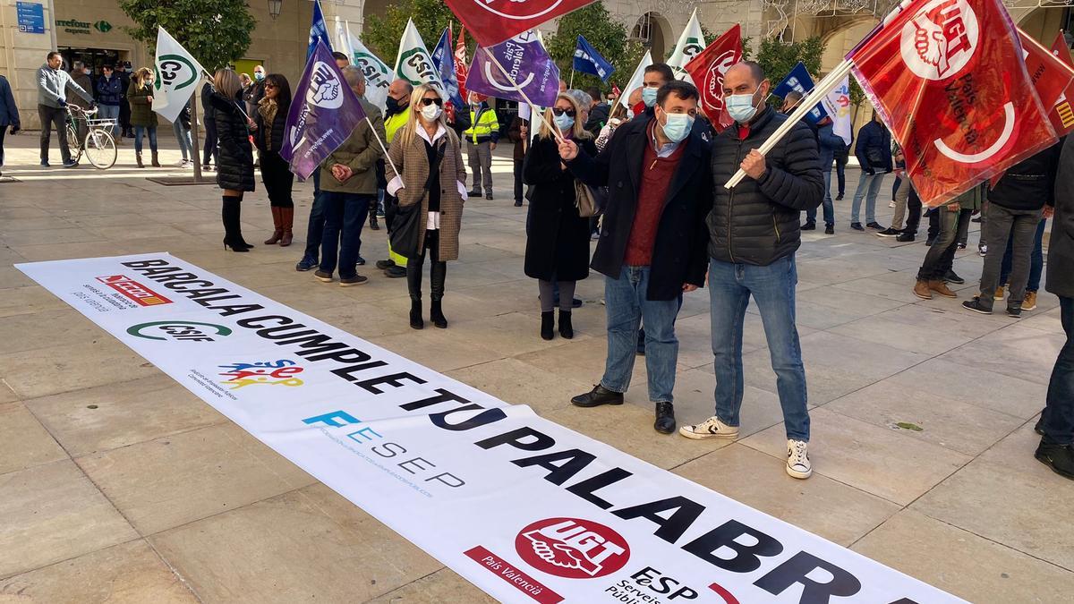 Funcionarios municipales protestan frente al Ayuntamiento de AlicanteFuncionarios municipales protestan frente al Ayuntamiento de Alicante