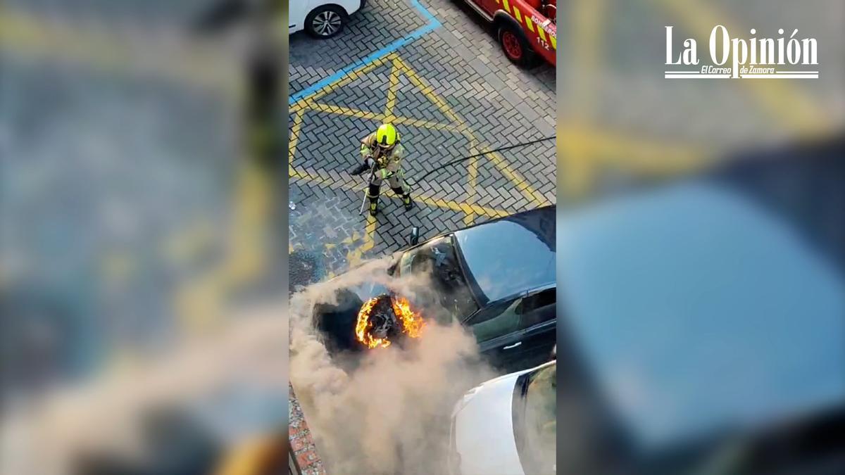 VÍDEO | Emergencia en Zamora centro: un coche arde en plena calle