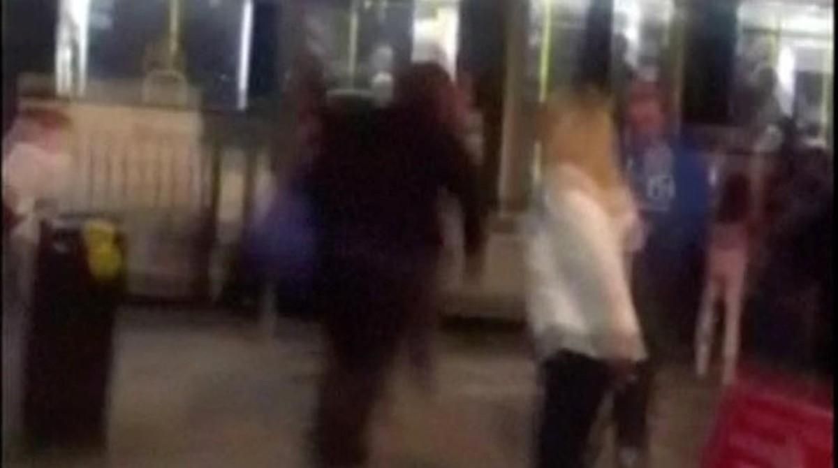 Varias personas salen corriendo del Manchester Arena tras escuchar el estallido.