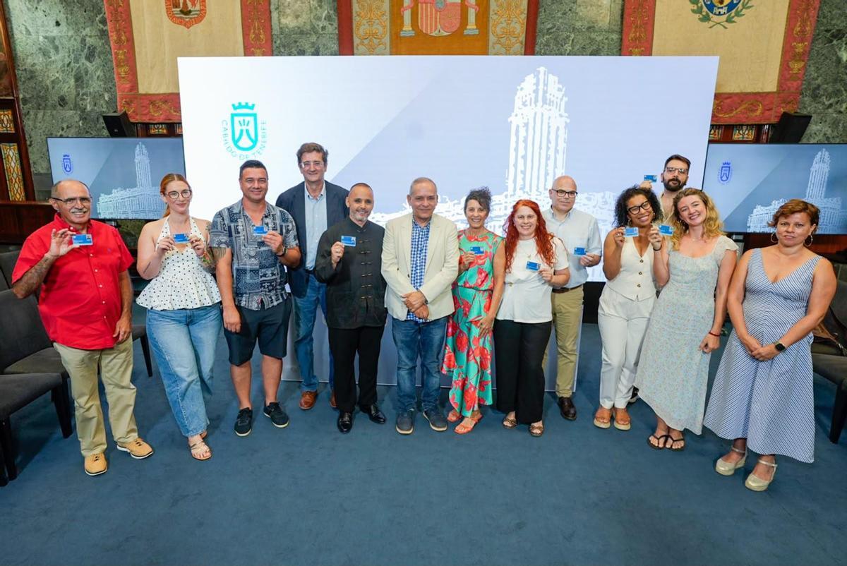 Grupo de artesanos con su flamante carnet insular