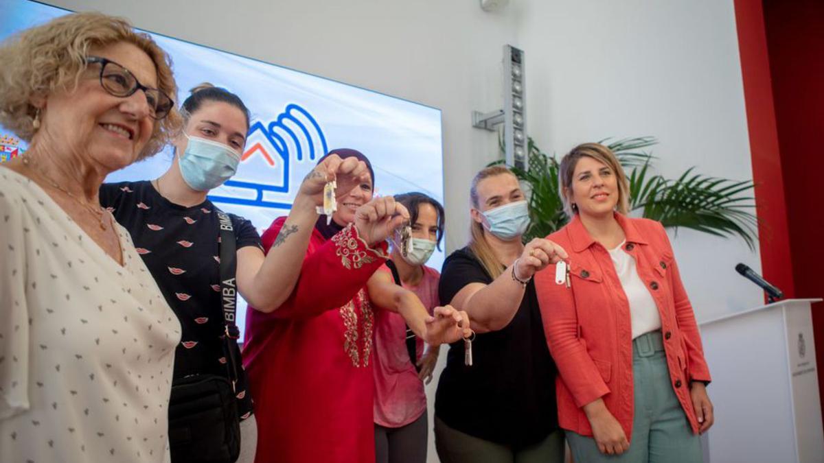 Entrega de llaves de las viviendas sociales, ayer. | LOYOLA PÉREZ DE VILLEGAS