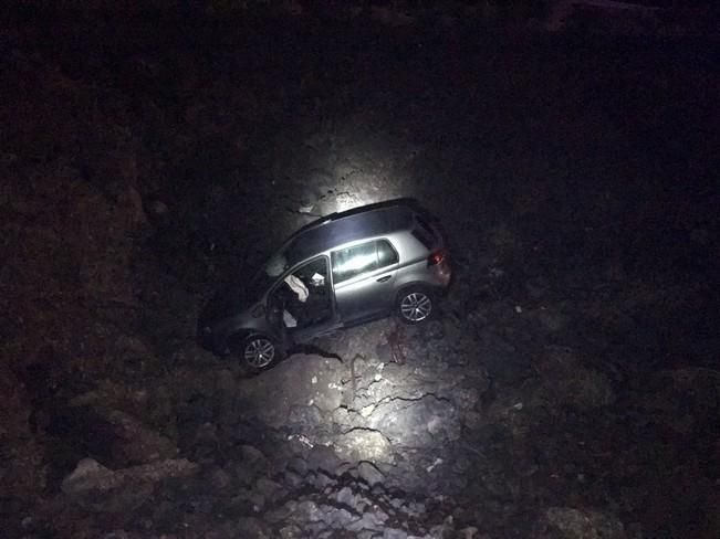 Un coche se sale de la carretera en Yaiza y queda abandonado