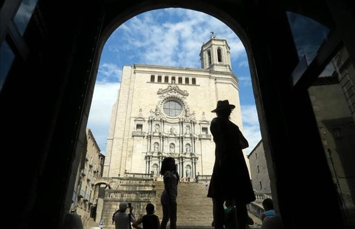 Vista de la fachada principal de la catedral de Girona.