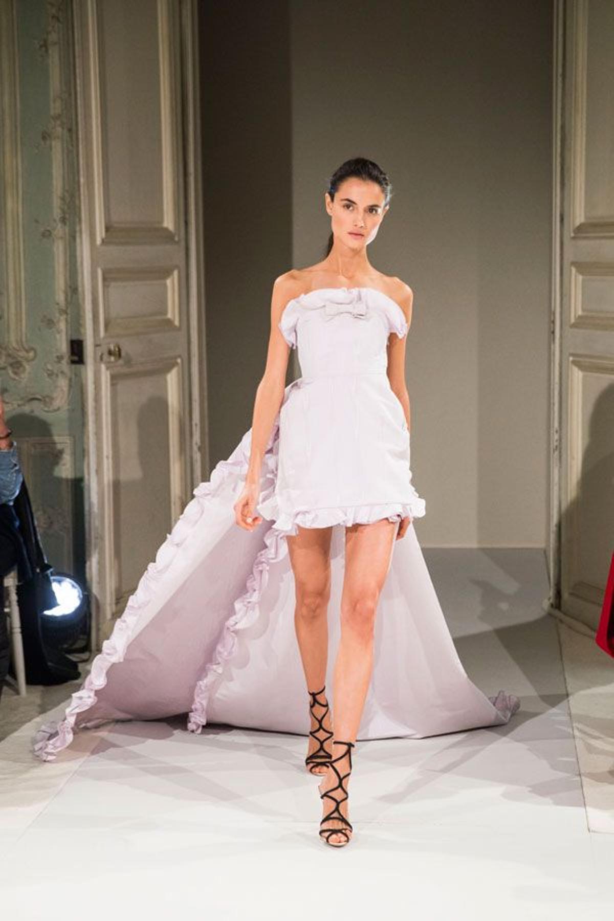 Con cola XXL, para Giambattista Valli