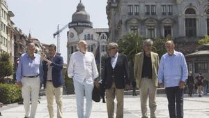De izquierda a derecha, Javier Vallaure, José Laviña, Alberto Aza, Luis Arias, Federico Torres y Jorge Hevia, en el paseo de los Álamos de Oviedo.